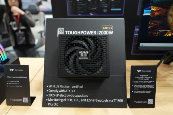 THERMALTAKE TOUGHPOWER I2000W PLATINUM: AZ EXTRÉM TELJESÍTMÉNY ÉS A PRECÍZ VEZÉRLÉS TALÁLKOZÁSA slide